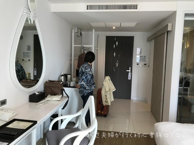 何かが気になる様子のものぐさ妻