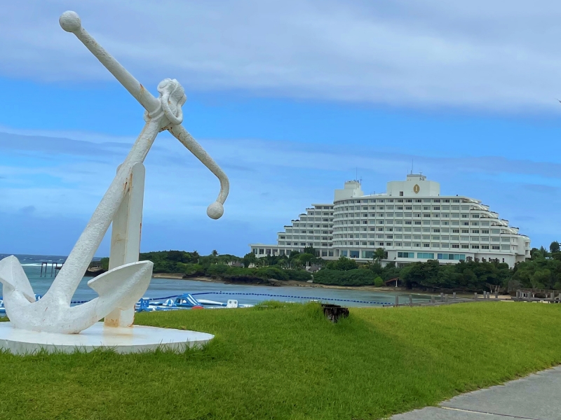 万座ビーチから見えるホテルの外観