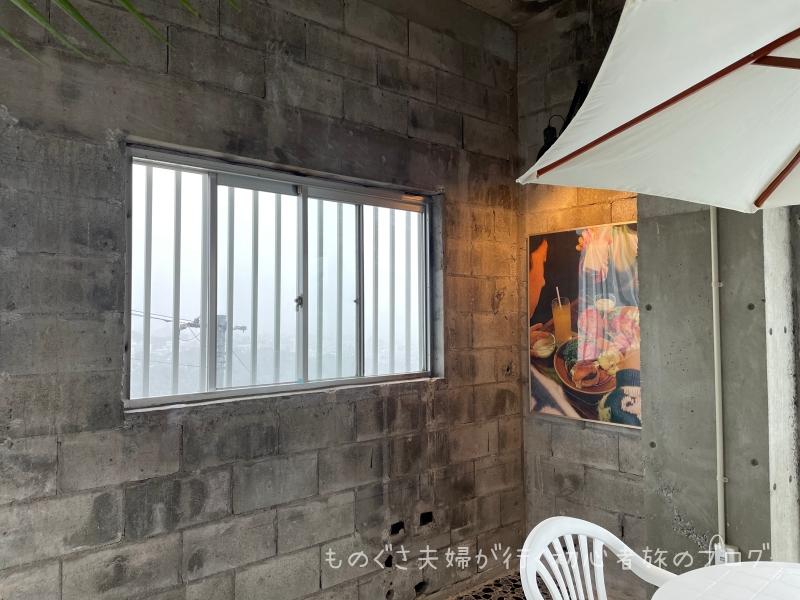 ポスターとパラソル付きのテーブル