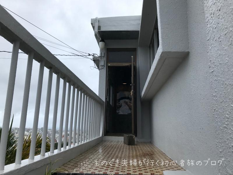 階段を登ると入口か?