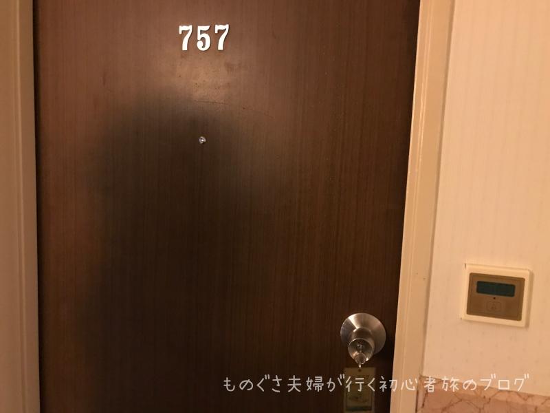 部屋のドア（廊下側）