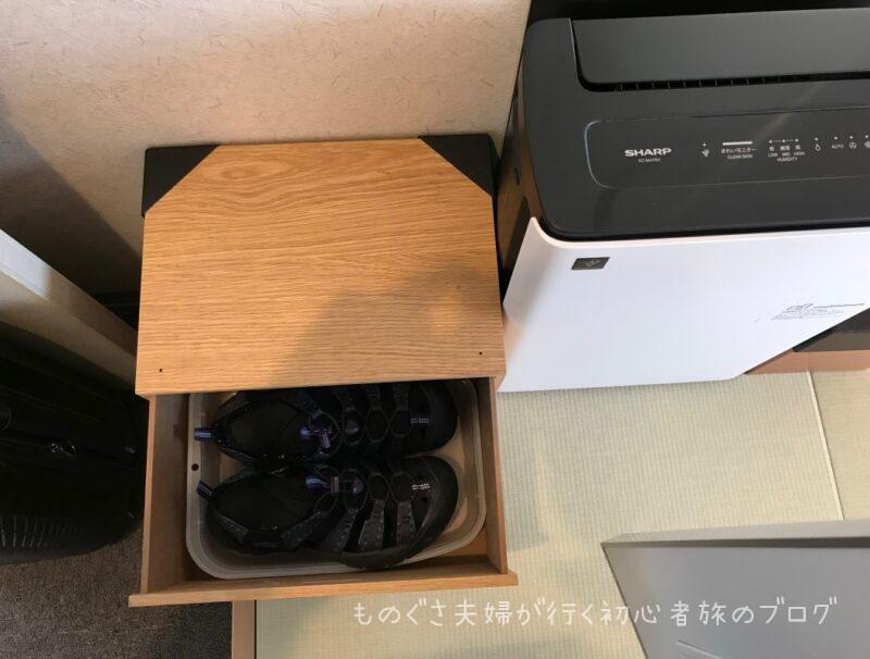 靴を脱いで入る