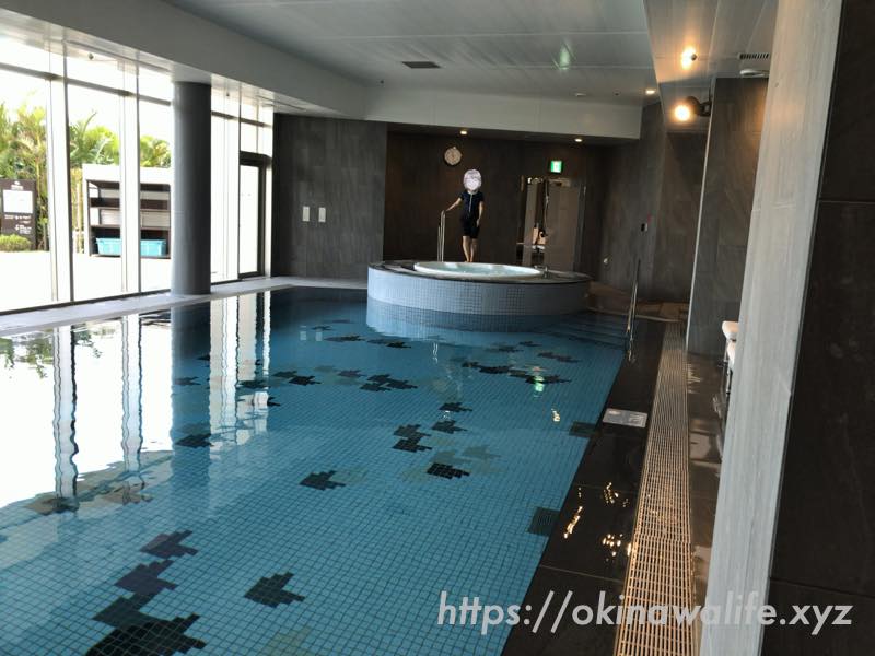 ヒルトン沖縄瀬底リゾートの屋内プールはジャグジーもある。