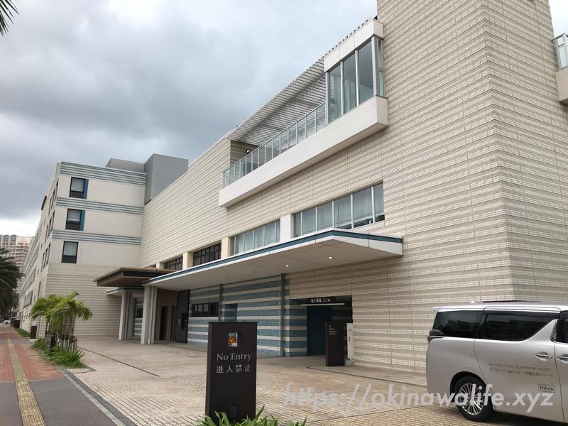 ダブルツリーbyヒルトン沖縄北谷リゾート「メインエントランス前」車寄せ兼バス停、そして駐車場の入口。建物の3階はルーフトップバー。