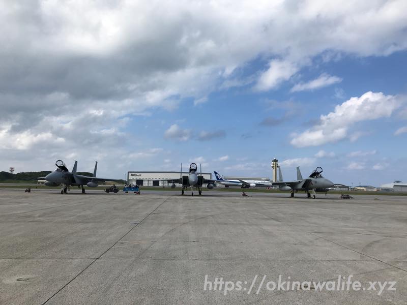 美ら島エアーフェスタ2022「フライト機の展示」F-15とT-4。後ろに映るのはキッズトレインとANA機。