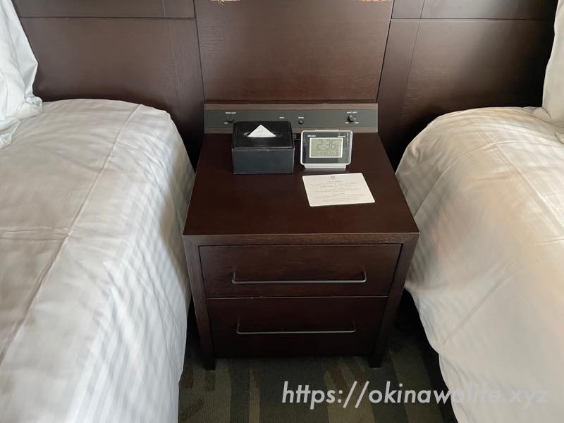 リーガロイヤルグラン沖縄「ベッドの間にはベッドサイドテーブル」