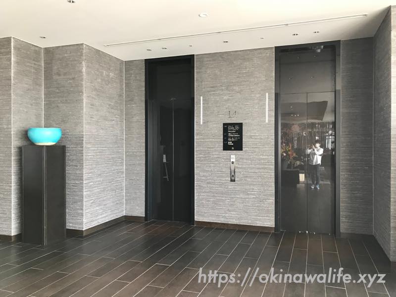 リーガロイヤルグラン沖縄「14階　エレベーターホール。こちらは、エントランスとロビーフロアを結ぶ専用エレベーター」