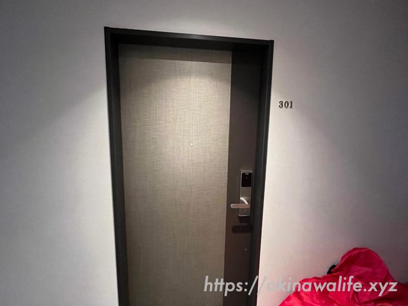 ワイズイン那覇小禄駅前　3階「301号室の入口ドア」