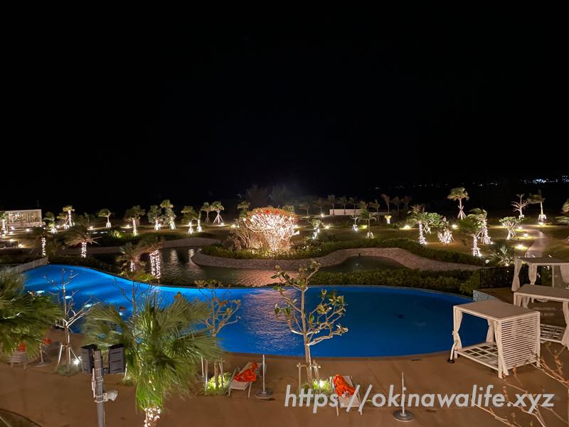 ヒルトン沖縄瀬底リゾートの屋外ガーデンプール（夜）