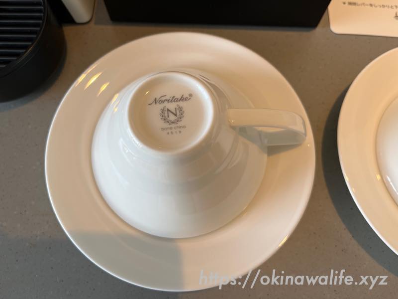 ヒルトン沖縄瀬底リゾートのリビングスペース（コーヒーカップ）