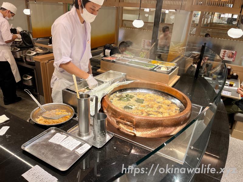 黄金の鍋で揚げる天ぷら