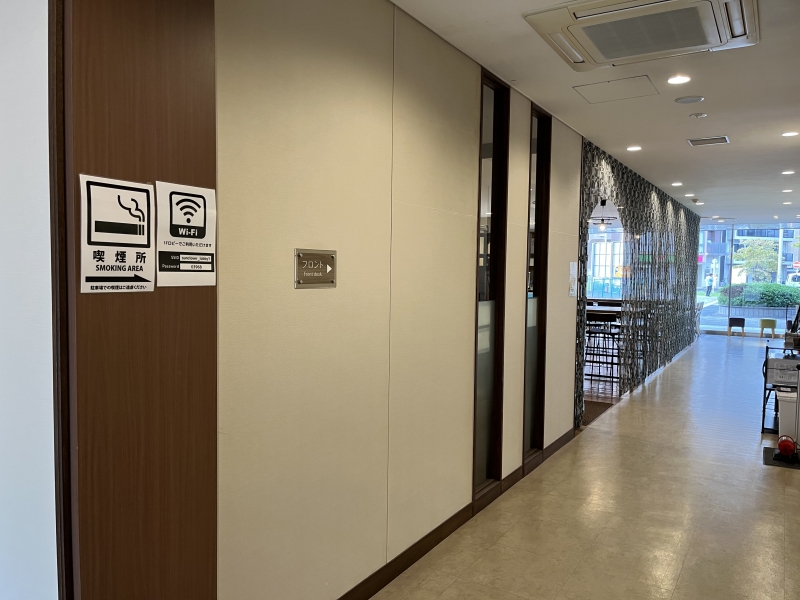 館内設備：エレベーター側から見た1階廊下