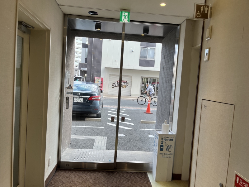 館内設備：サブエントランスと多目的トイレ